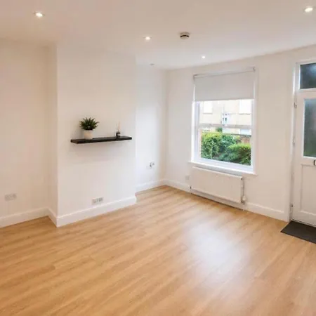 Spacious 3 Bedroom House Near Centre