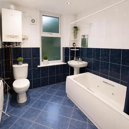 Kwatera prywatna Spacious 3 Bedroom House Near Centre *